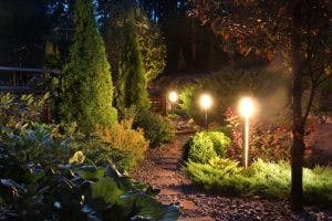 oświetlenie ogrodu, lampy do ogrodu, jakie lampy do ogrodu, lampy z czujnikiem ruchu, lampy z czujnikiem zmierzchu, oświetlenie wejścia do domu, oświetlenie furtki, oświetlenie tarasu, jak oświetlić taras, czy warto oświetlać ogród