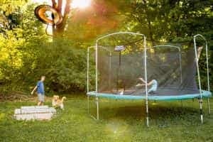 Trampolina w ogrodzie - jak ustawić, jak zabezpieczyć przed wichurami