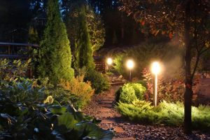 oświetlenie ogrodu, lampy do ogrodu, jakie lampy do ogrodu, lampy z czujnikiem ruchu, lampy z czujnikiem zmierzchu, oświetlenie wejścia do domu, oświetlenie furtki, oświetlenie tarasu, jak oświetlić taras, czy warto oświetlać ogród